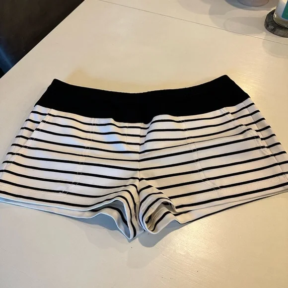 BCBGMaxAzria shorts size medium - Picture 3 of 9